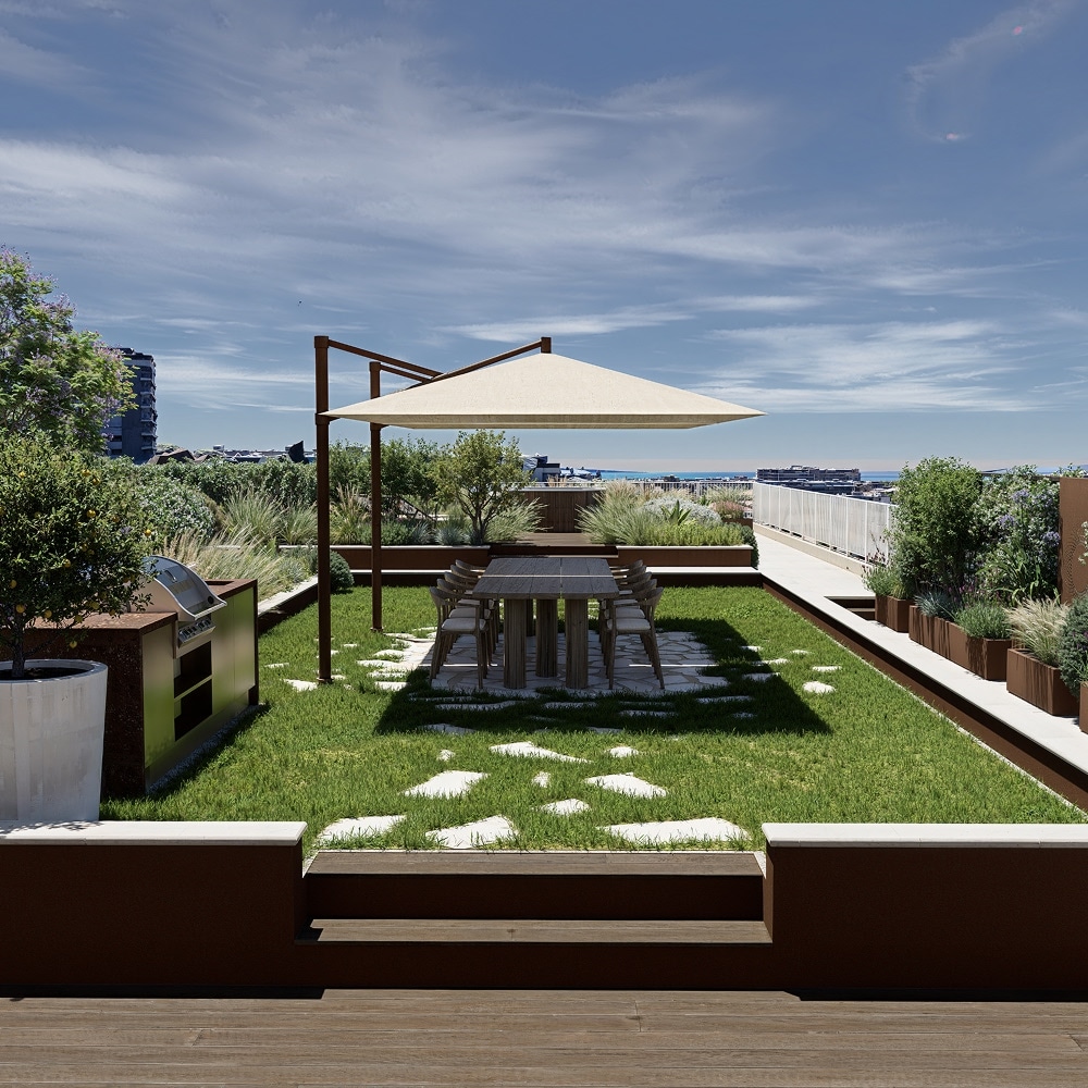 Terrasse de toit avec coin repas sous parasol, gazon, barbecue et vue panoramique sur la mer sous un ciel bleu.