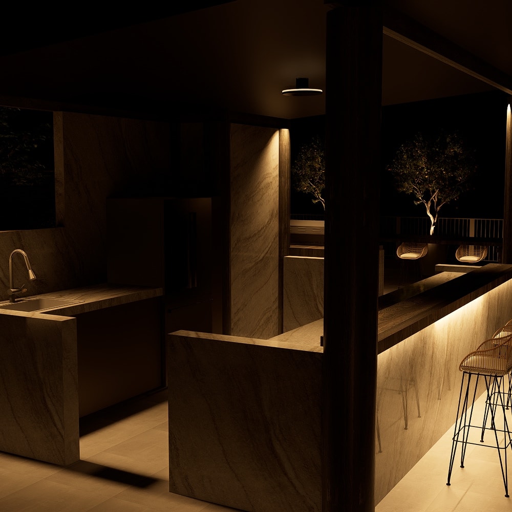 Cuisine d'extérieur et bar moderne en pierre avec éclairage tamisé chaleureux et tabourets design.