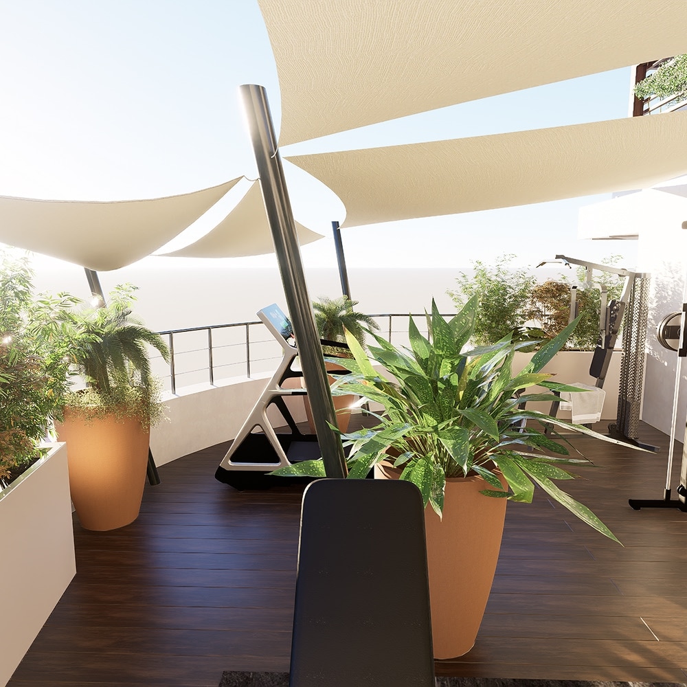 Salle de gym extérieure sur toit-terrasse avec tapis de course, plantes vertes et voiles d'ombrage.