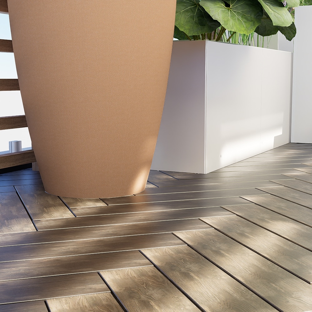 Sol de terrasse en chevrons effet bois avec un grand pot en terre cuite et un bac à fleurs blanc moderne.