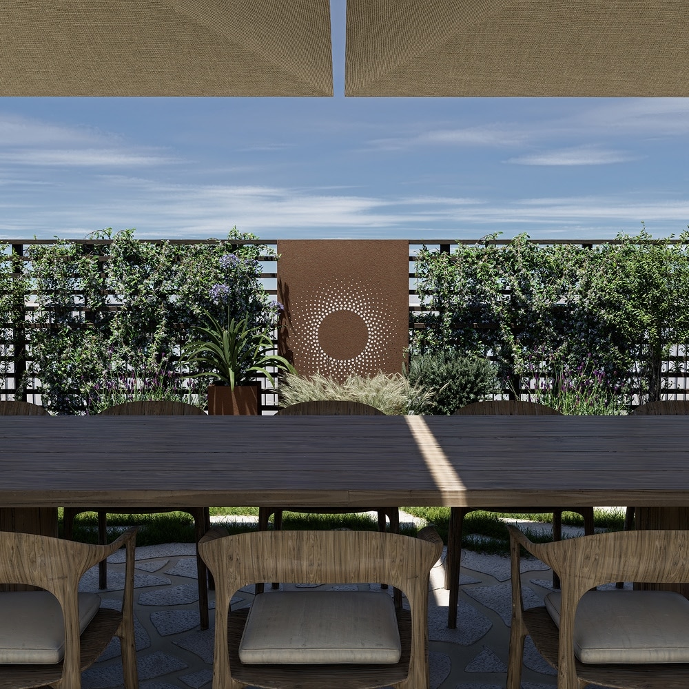 Terrasse moderne avec table en bois massif, chaises design et panneau décoratif ajouré sur un mur végétal.